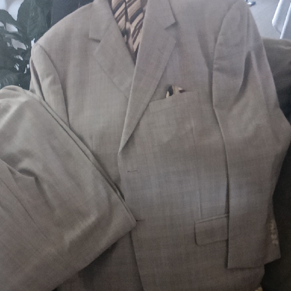 Evan Picone Gray Suit Classic Tailored Look
